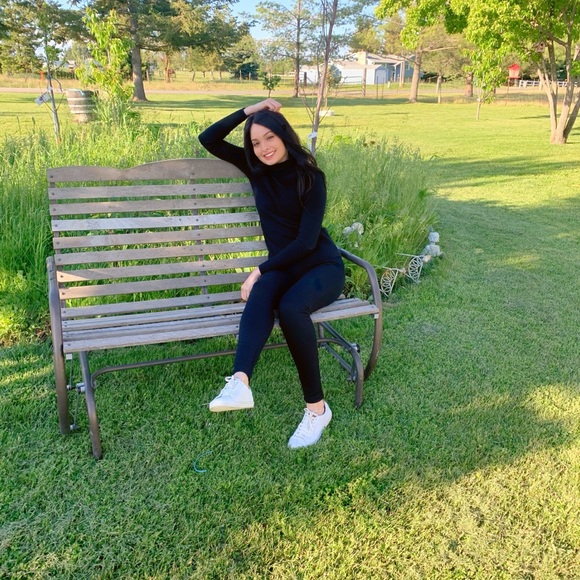 Meet your Posher, Stephanie - Picture 2 of 4